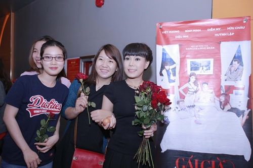 Việt Hương tặng hoa hồng và trứng cho khán giả - 3