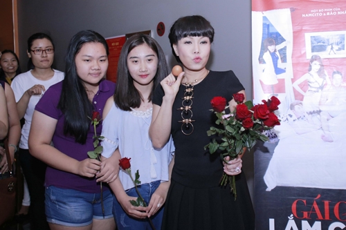 Việt Hương tặng hoa hồng và trứng cho khán giả - 4