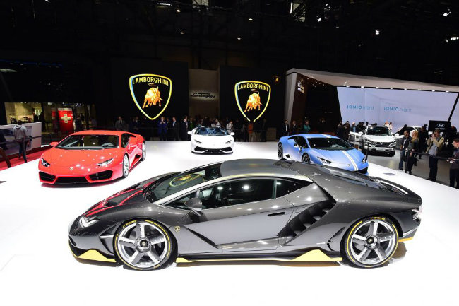 Lamborghini Centenario xếp hàng tại Geneva Motor Show 2016.
