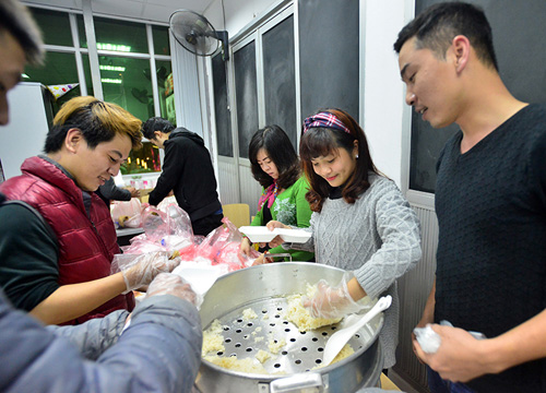 Những món quà ấm lòng phụ nữ mưu sinh trong đêm - 2