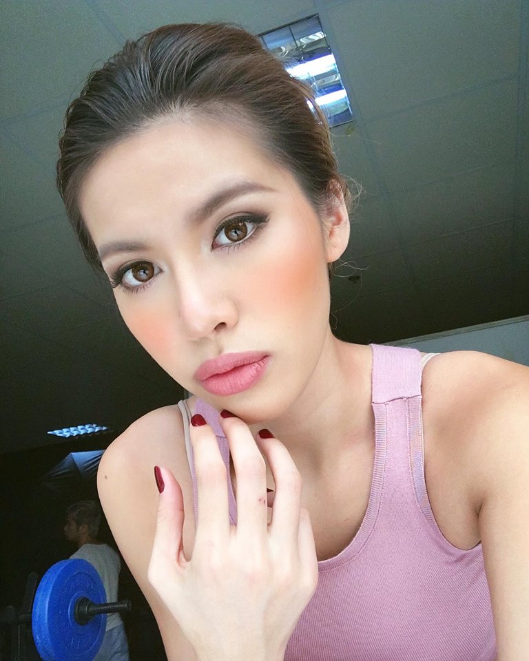 Những phong cách trang điểm đẹp mê hồn của Minh Tú - 1