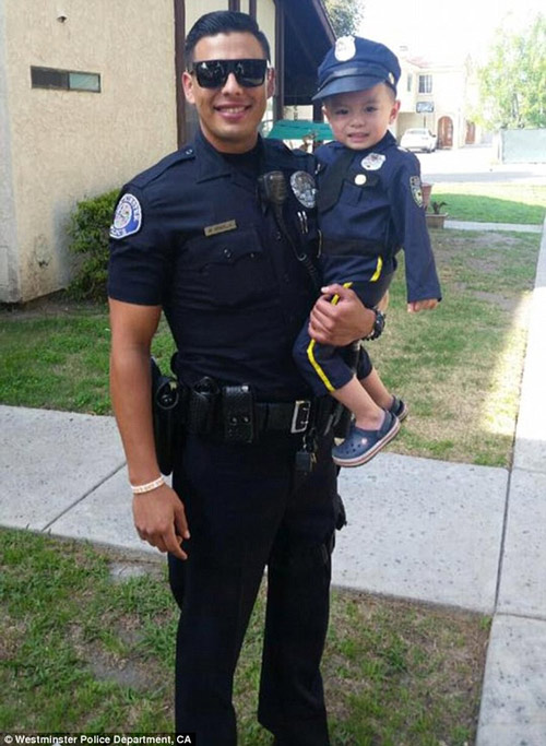 Bé gốc Việt và chàng cảnh sát đẹp trai bất ngờ gây sốt - 3