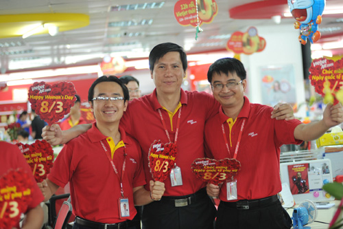 Vietjet lại gây sốt với các chàng trai dễ thương nhân ngày 8/3 - 2