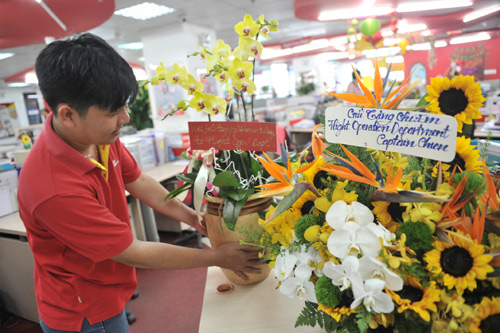 Vietjet lại gây sốt với các chàng trai dễ thương nhân ngày 8/3 - 1