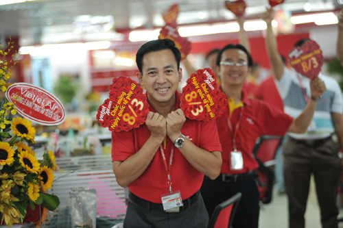 Vietjet lại gây sốt với các chàng trai dễ thương nhân ngày 8/3 - 4