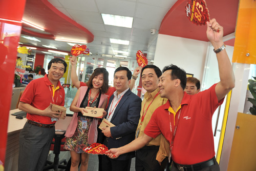 Vietjet lại gây sốt với các chàng trai dễ thương nhân ngày 8/3 - 6