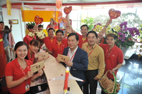 Vietjet lại gây sốt với các chàng trai dễ thương nhân ngày 8/3 - 7