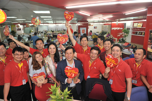 Vietjet lại gây sốt với các chàng trai dễ thương nhân ngày 8/3 - 9