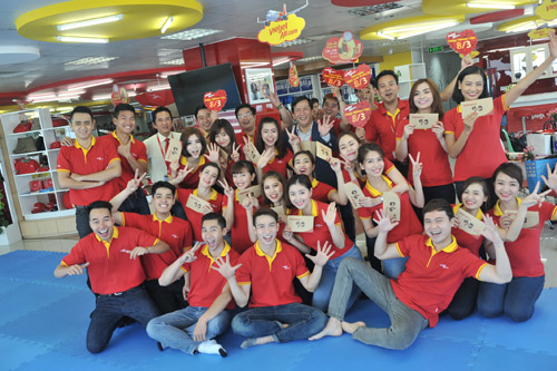 Vietjet lại gây sốt với các chàng trai dễ thương nhân ngày 8/3 - 10