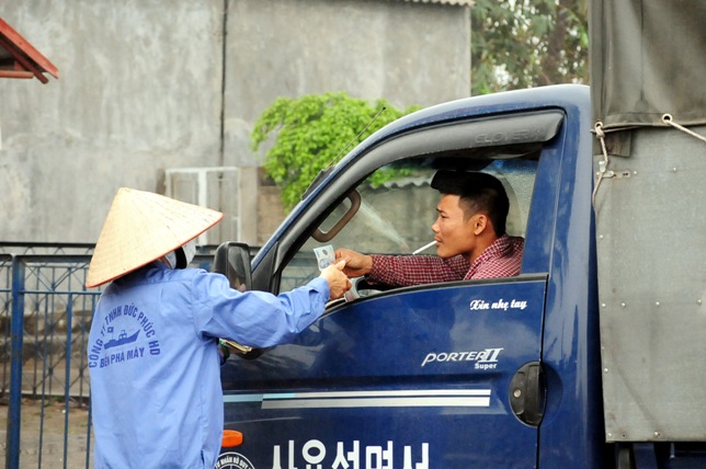 Cầu An Thái tê liệt, ô tô xếp hàng 3 tiếng để lên phà - 9