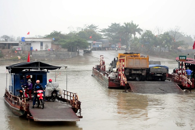 Cầu An Thái tê liệt, ô tô xếp hàng 3 tiếng để lên phà - 11