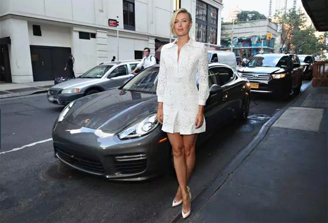 Năm 2015, tạp chí Forbes liệt kê Sharapova là người có thu nhập lớn nhất trong số các vận động viên nữ, với mức thu nhập lên tới 29 triệu USD. 
