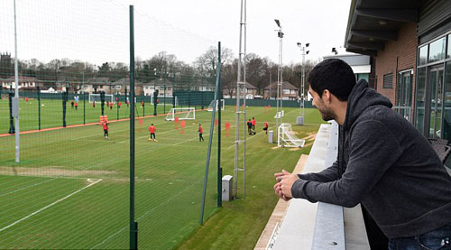 Rảnh rỗi, Suarez bất ngờ quay lại “nhà cũ” Liverpool - 2