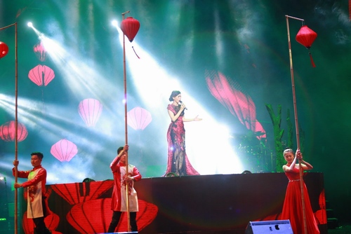 Đêm nhạc Lệ Quyên - đồ sộ đến “ngạt thở” - 5