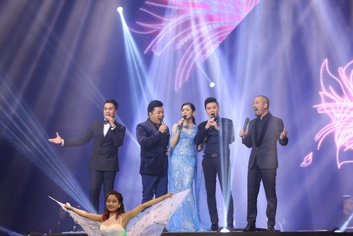 Bạn gái xinh đẹp đến ủng hộ Lê Hiếu - 12