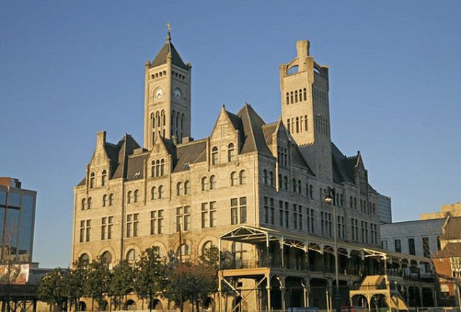 Nhà ga Union Station (Nashville, Tennessee): Trở về thời kỳ khi xe lửa còn là phương tiện di chuyển được công chúng ưa chuộng nhất, nhà ga Union Station ở thành phố St Louis tiểu bang Missouri là nhà ga lớn nhất và bận rộn nhất thế giới trước đây, với 22 đường xe lửa, 44 đường rầy và khu nhà đậu xe (train shed) rộng lớn nhất thế giới.

Hiện nay, nhà ga Union Station là một địa danh lịch sử (National Historic Landmark) của Mỹ. Sau đợt sửa chữa năm 1985 với tổng kinh phí 150 triệu USD, đã biến nơi đây thành khách sạn, trung tâm thương mại và giải trí. Tại đây có khoảng hơn 530 phòng khách sạn và nhiều nhà hàng, quán ăn vả tiệm tùng.
