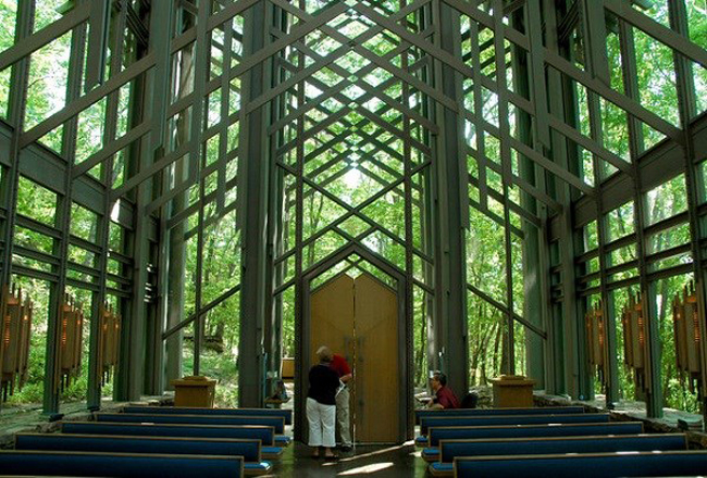 Nhà thờ Thorncrown Chapel (Eureka Springs, Arkansas):&nbsp;Được xem là một trong những nhà thờ đẹp nhất đất nước, Thorncrown Chapel có tường bằng 425 tấm kính ghép và khung bằng thép với cảnh trí rừng xanh xung quanh rất ấn tượng. Mặc dù mới xây dựng không lâu (năm 1980), nhưng nó đã được vinh danh là một trong các công trình kiến trúc ấn tượng nhất của nước Mỹ trong thế kỷ 20.
