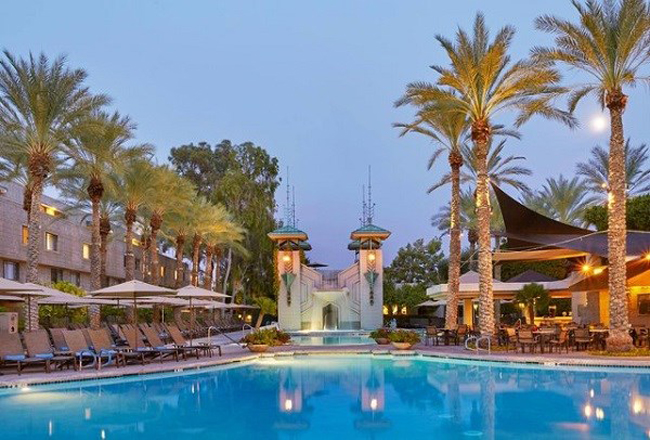 Khách sạn Arizona Biltmore (Thành phố Phoenix, bang Arizona):&nbsp;Được mệnh danh là “Viên ngọc quý của sa mạc”, khách sạn lừng danh Arizona Biltmore là di sản của kiến trúc sư Albert Chase McArthur, một trong những học trò xuất sắc của Frank Lloyd Wright. Đây còn là nơi dừng chân của các vị Tổng Thống Mỹ từ thời ông Herbert Hoover đến George W. Bush.
