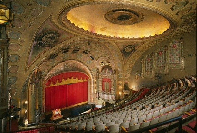 Nhà hát Alabama (Thành phố Birmingham, bang Alabama):&nbsp;Được xây dựng vào năm 1927 bởi hãng phim Paramount Pictures, Alabama Theatre vốn là nhà hát/rạp chiếu phim lớn nhất của hãng này tại khu vực miền nam nước Mỹ thời kỳ đó, với hớn 2.500 chỗ ngồi. Nhiều năm sau, đại phong cầm cổ của hãng Wurlitzer và các trang trí hội trường màu đỏ và vàng, cũng như các bức tranh vẫn được giữ lại đáng kể. Theater này vẫn được sử dụng là nơi tổ chức các buổi concert, kịch nói, và các màn trình diễn nhảy.
