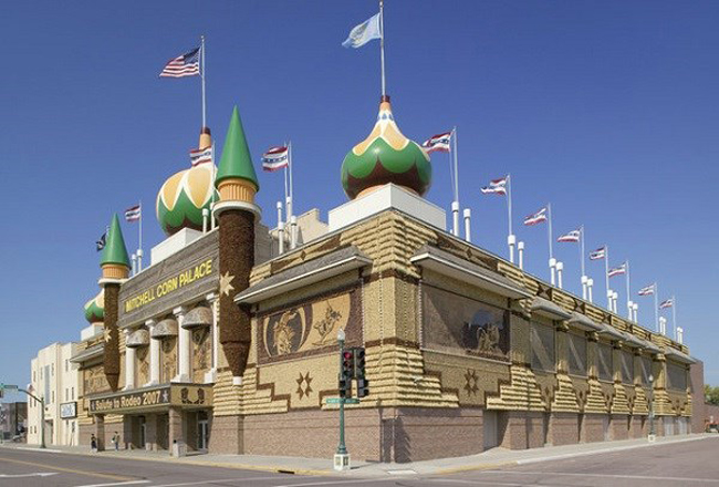 Cung điện Ngô (Mitchell, South Dakota): Được xây dựng vào năm 1892, Cung điện ngô (Corn Palace) ở Mitchell, miền Nam Dakota, hiện là một trong những điểm du lịch lạ thu hút nhiều du khách nhất của nước Mỹ. Mỗi năm, các nghệ sĩ địa phương trang trí cung điện với những chủ đề khác nhau bằng những bắp ngô màu tự nhiên, các loại ngũ cốc và những loại cỏ bản địa như hạt lanh, lúa mạch đen, lúa mì, yến mạch, kê và rơm...&nbsp;
