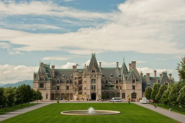 Biệt thự Biltmore (Asheville, North Carolina):&nbsp;Được xây dựng bởi George Washington Vanderbilt II, do Richard Morris Hunt thiết kế trong phong cách của một lâu đài, khu biệt thự này được xem là một trong những công trình tiêu biểu của thế giới thế kỷ 19. Tòa nhà có 250 phòng, và một khuôn viên vô cùng xinh đẹp, thậm chí là cả một nhà máy rượu.
