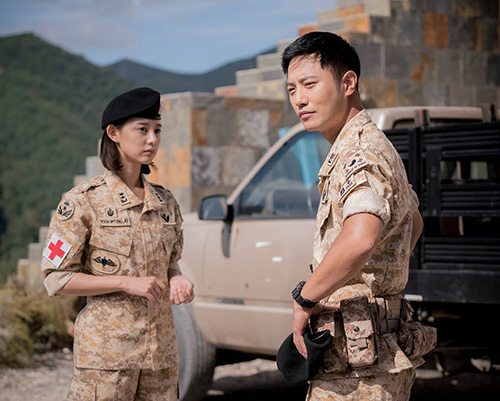 Đọ sắc 2 mỹ nữ hot nhất "Hậu duệ của mặt trời" - 10