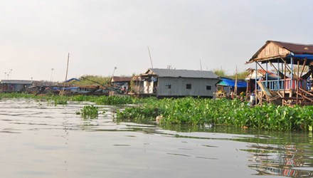 Xóm Việt kiều lay lắt trên sông - 1