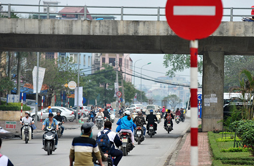 HN: Đường mới thông bỏ không, dân vô tư đi ngược chiều - 10