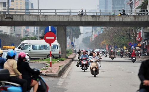 HN: Đường mới thông bỏ không, dân vô tư đi ngược chiều - 3