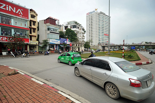 HN: Đường mới thông bỏ không, dân vô tư đi ngược chiều - 4