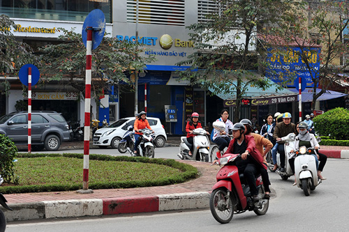 HN: Đường mới thông bỏ không, dân vô tư đi ngược chiều - 6