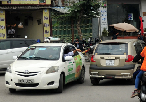 HN: Đường mới thông bỏ không, dân vô tư đi ngược chiều - 9