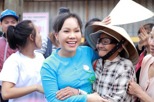 Danh hài Việt Hương khiến người nghèo Đồng Nai xúc động - 1