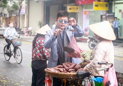 Quang Lê hút thuốc lào, mua hàng rong trên đường HN - 5