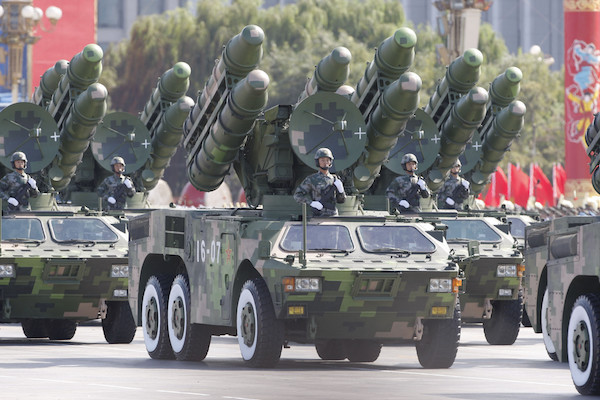 Trung Quốc đang mạo hiểm chạy đua quân sự với Mỹ - 2