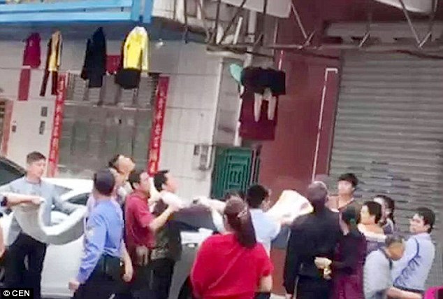 Rơi từ tầng 4 xuống, cậu bé may mắn thoát chết - 2