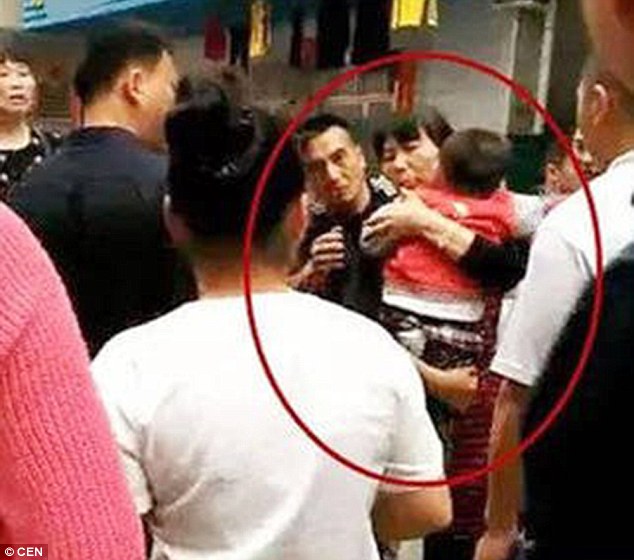 Rơi từ tầng 4 xuống, cậu bé may mắn thoát chết - 3