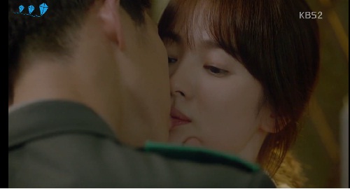 Cận cảnh màn &#34;khóa môi&#34; của Song Hye Kyo với trai trẻ - 1