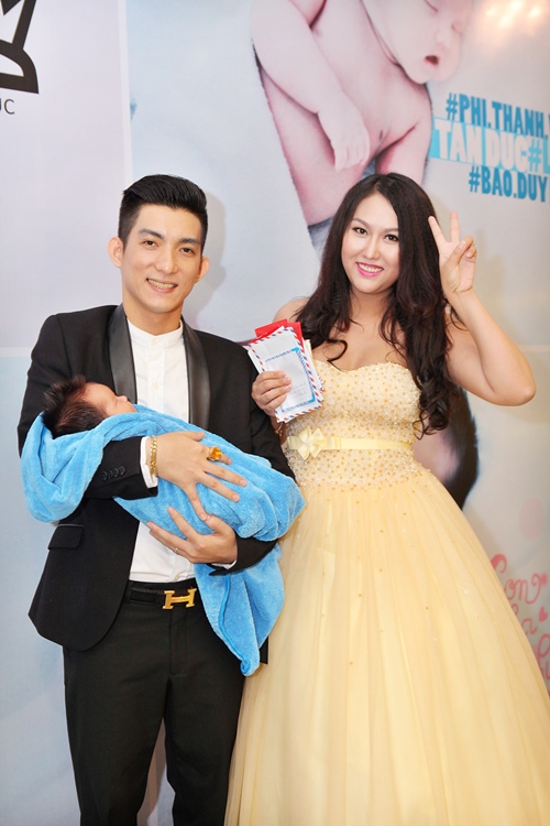 Phi Thanh Vân lần đầu khoe con trai - 4