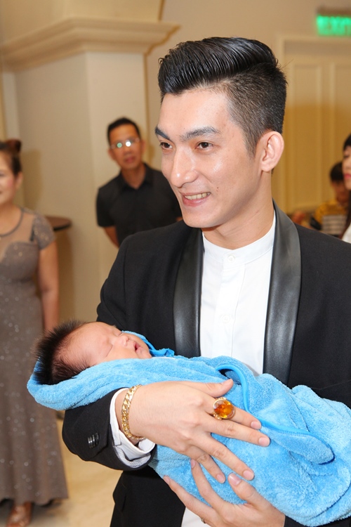 Phi Thanh Vân lần đầu khoe con trai - 2