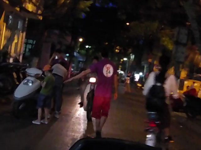 Nỗi khiếp sợ khi đi qua phố “trai vẫy” ở Thủ đô - 2