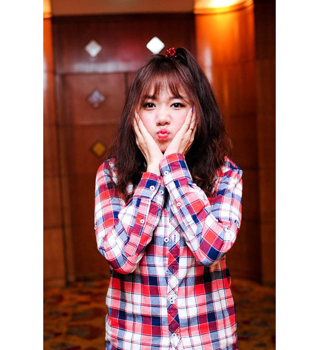 Gương mặt Hari Won không thay đổi nhiều so với ngày bé. Cô vẫn giữ được nét đáng yêu như thời bé thơ.