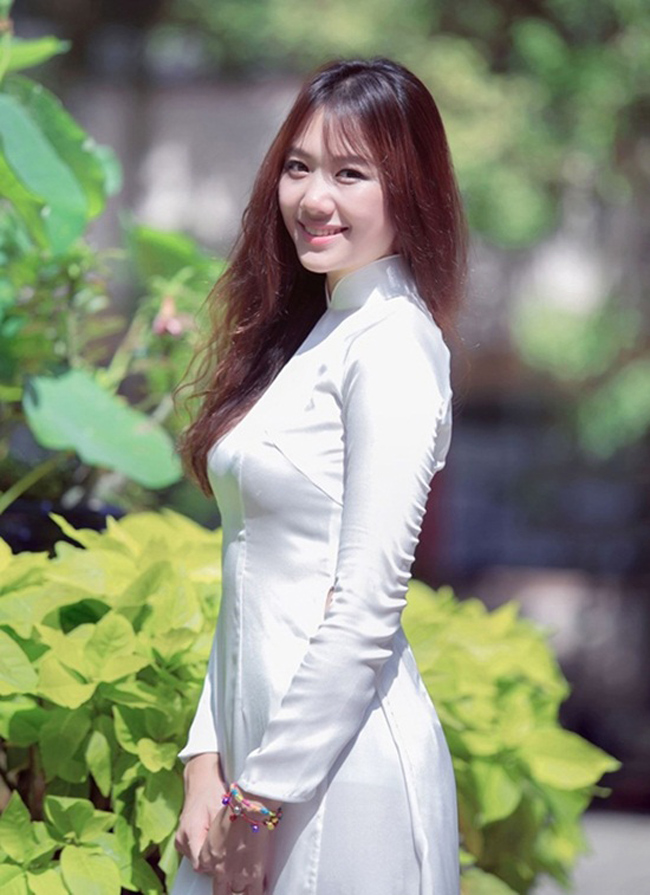 Khi diện áo dài Việt Nam, Hari Won như một thiếu nữ người Việt.
