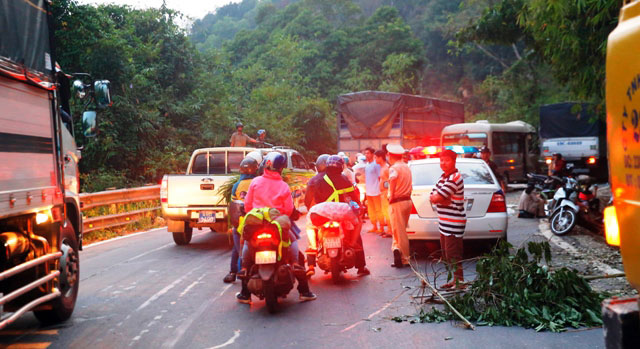 Xe khách nát đầu trên đèo Bảo Lộc, nhiều người thương vong - 3
