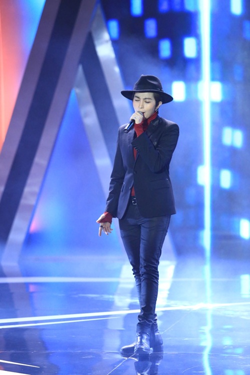 Gil Lê bảnh bao, lịch lãm khoe giọng trên sân khấu hài - 2