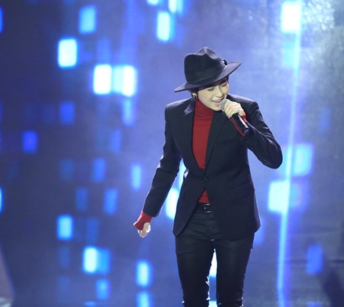 Gil Lê bảnh bao, lịch lãm khoe giọng trên sân khấu hài - 3