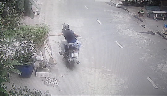 Cán bộ hưu trí U70 tung cước, bắt kẻ giật dây chuyền - 2