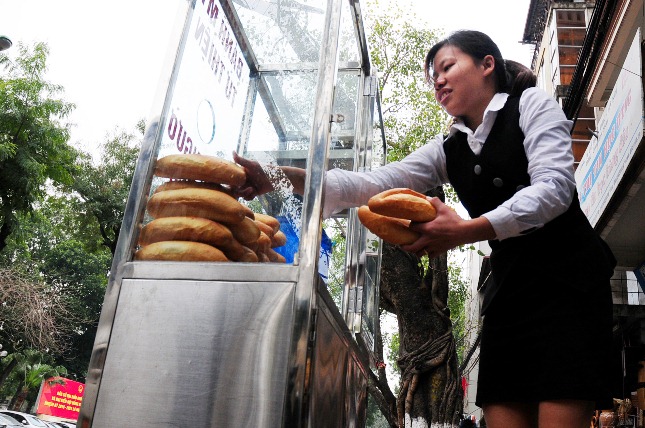 Bánh mì miễn phí cho người nghèo lần đầu xuất hiện ở Thủ đô - 3