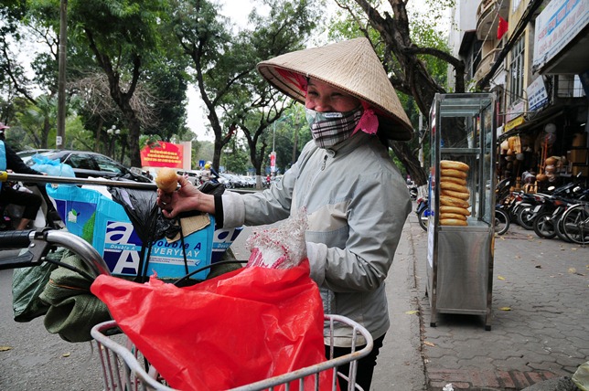 Bánh mì miễn phí cho người nghèo lần đầu xuất hiện ở Thủ đô - 6