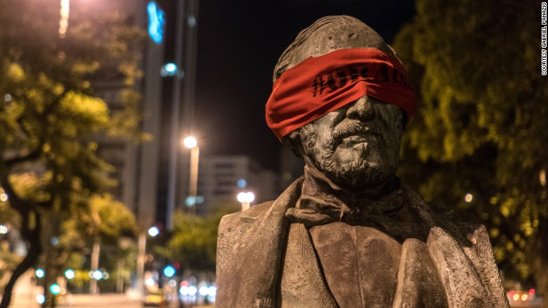 Brazil: Dân bịt mắt tượng đài để phản đối chính quyền - 1